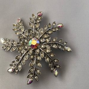 Beautiful Shiny VTG Floral Leaves Design Avon Pin